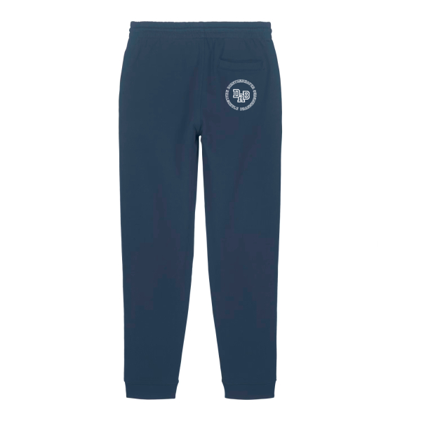 Rückansicht: DRB Jogginghose French Navy – Rückseite mit DRB-Logo, Bio-Baumwolle, Medium Fit