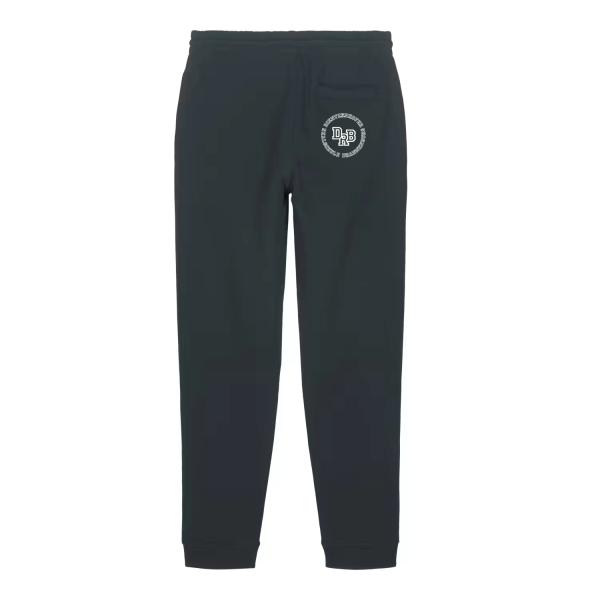 Rückansicht: DRB Jogginghose Black – Rückseite mit DRB-Logo, Bio-Baumwolle, Medium Fit